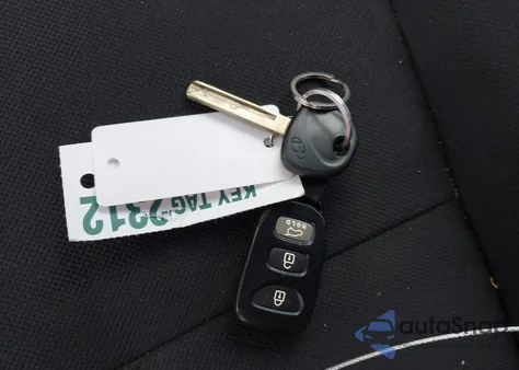 2013 Hyundai Veloster Base W/Black z USA, uszkodzony, nr VIN KMHTC6AD8DU166091